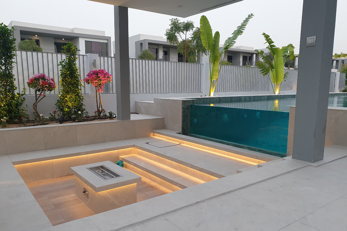 Choosing Between Acrylic and Glass Windows for Your Dubai Swimming Pool: A Green Dream Guide